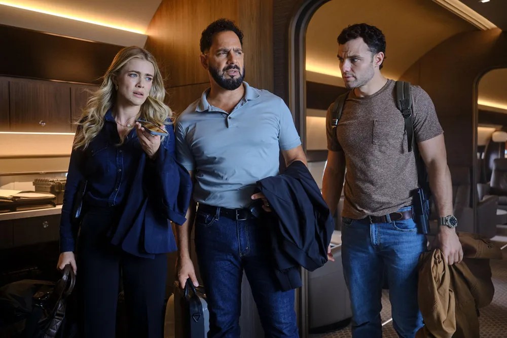 चित्रित: (बाएं) मेलिसा रॉक्सबर्ग रेबेका 'बेक्स' हेंडरसन के रूप में, पैट्रिक सबोंगुई जैकब हसनी के रूप में, जोश मैकेंजी शेन फ्लोरेंस के रूप में