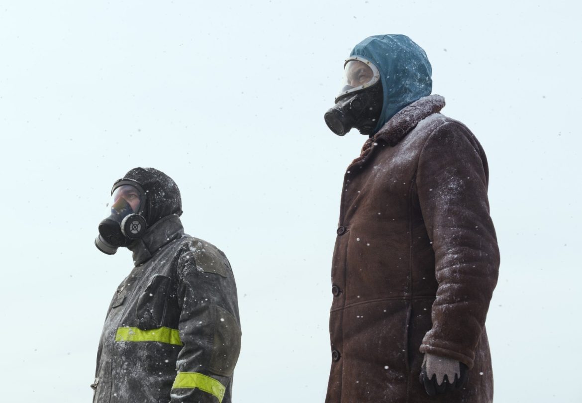 (L to R) César Troncoso, Ricardo Darín in The Eternaut/El Eternauta.