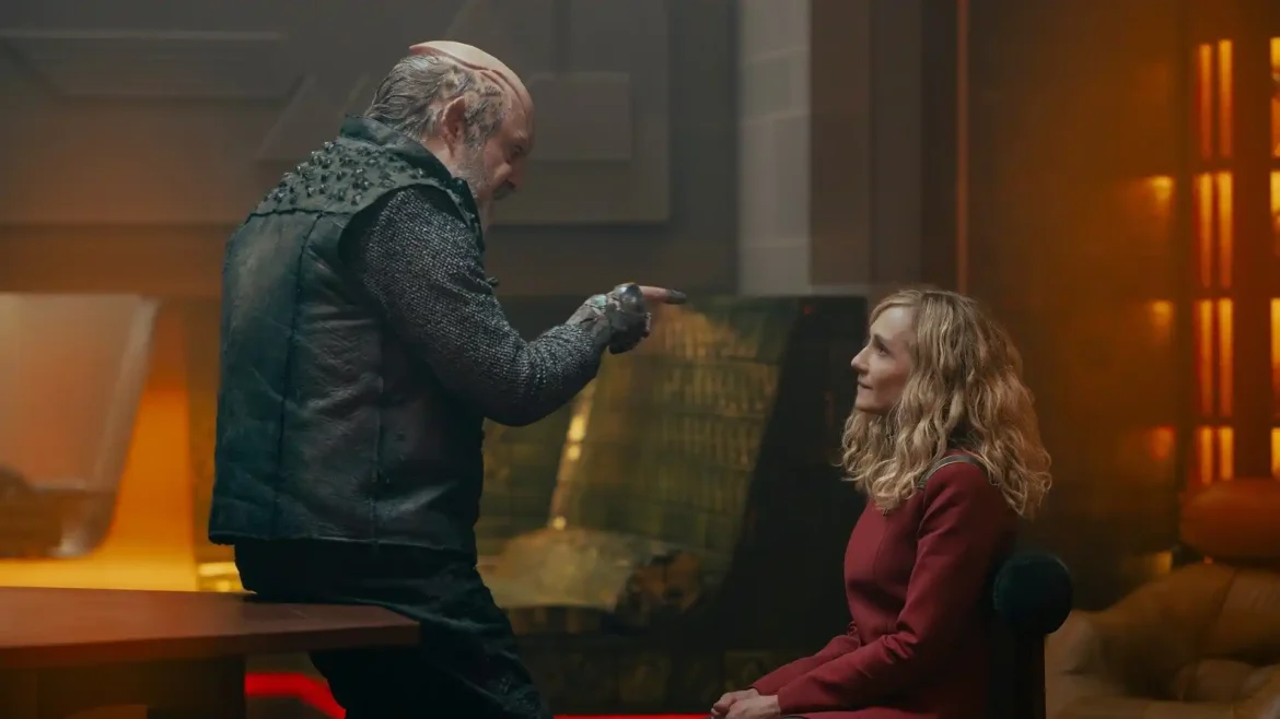 Paul Giamatti and Holly Hunter in Star Trek: Starfleet Academy